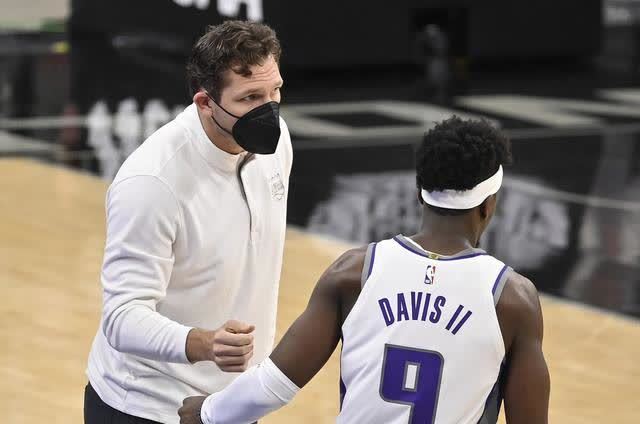  福克斯关键抢断国王终结勇士连胜