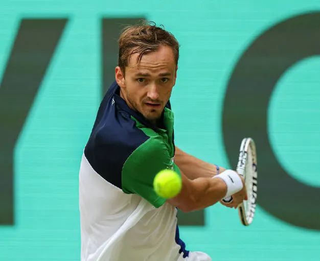  梅总温网决胜盘抢七，惊险捧起冠军奖杯