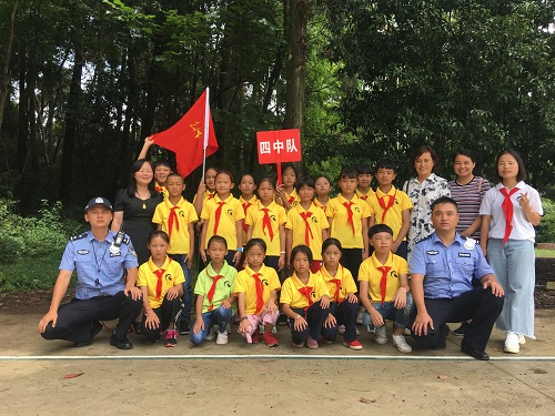  足球公益项目下乡，留守儿童圆梦球场  