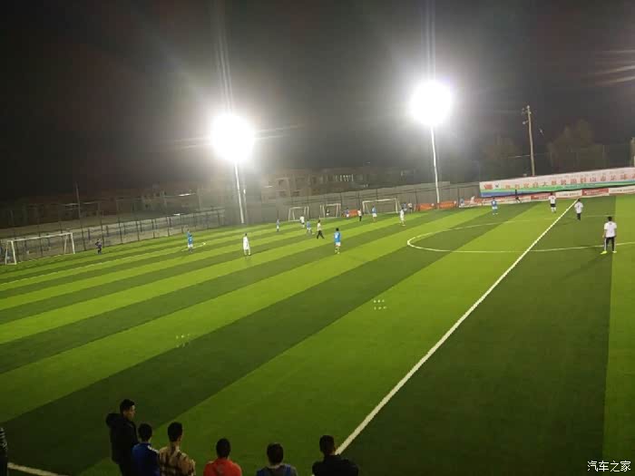  夜间灯光球场投入使用，延长训练时间助力选手备赛  