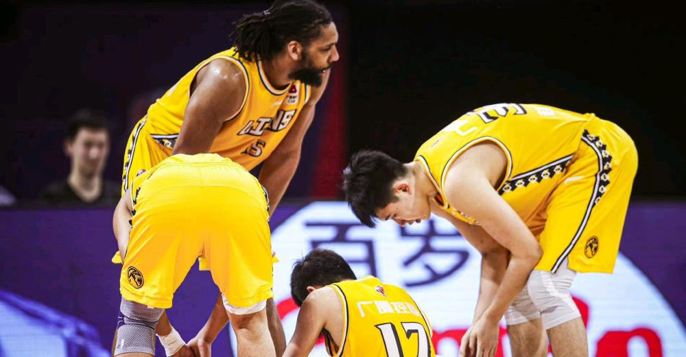  青年军展露锋芒，广厦新秀合力击败辽宁