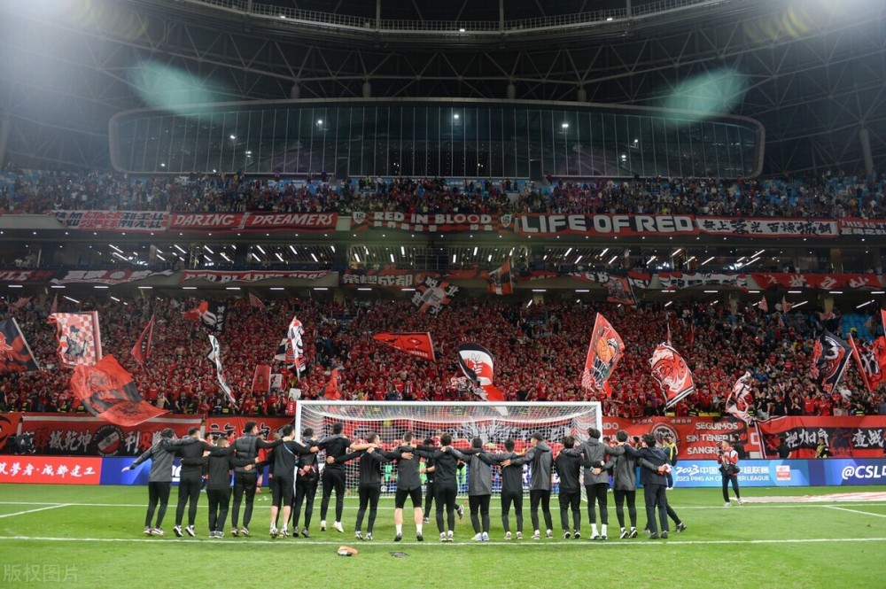  联赛积分榜首，卫冕冠军领跑群雄