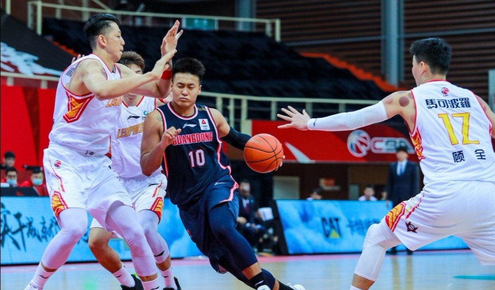  易建联复出首秀带领广东轻取深圳队