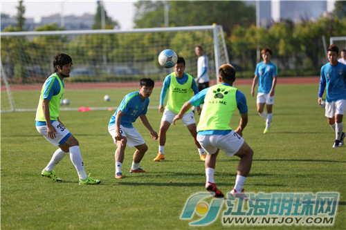  赛前训练开放日，球迷零距离接触球星